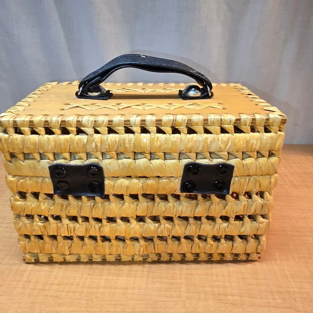 RARE!‎ Vintage Wicker Woven Make-up Cosmetic Case Excellent Condition!